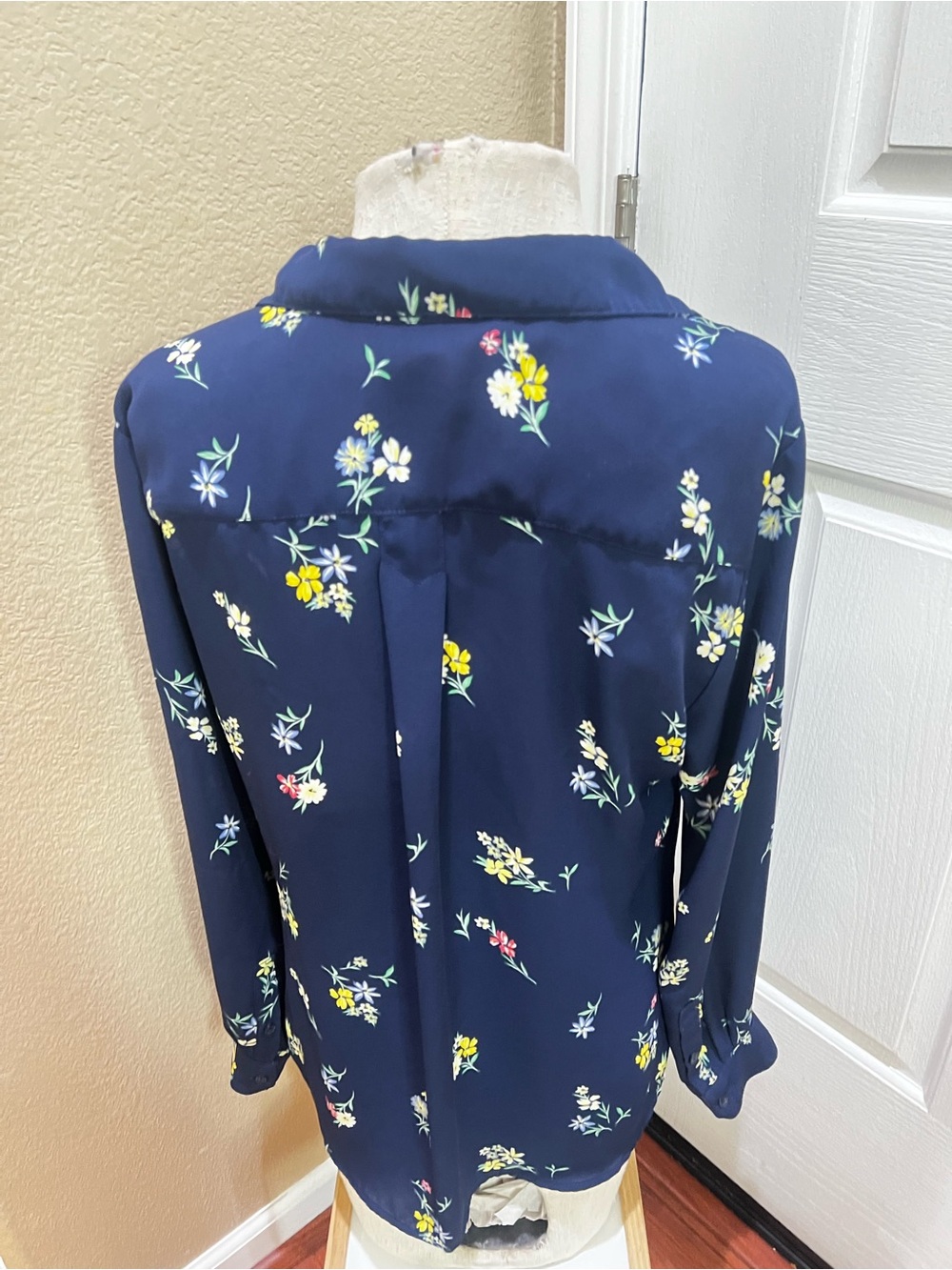 Banana Republic Navy Floral Button Down Shirt Women’s Classic Fit Long Sleeve - Picture 4 of 7